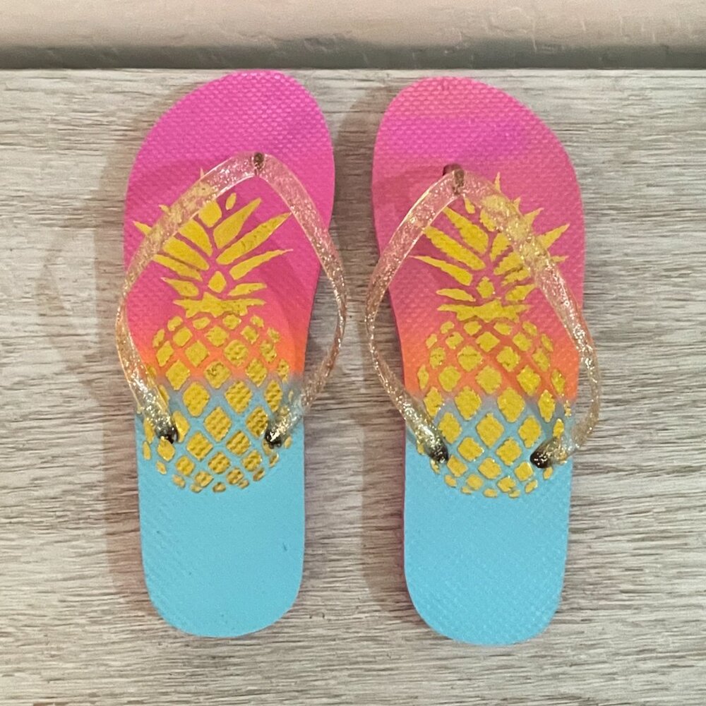 New The Children's Place Flip Flop Sandals Foil Metallic Gold Pineapple 5/6